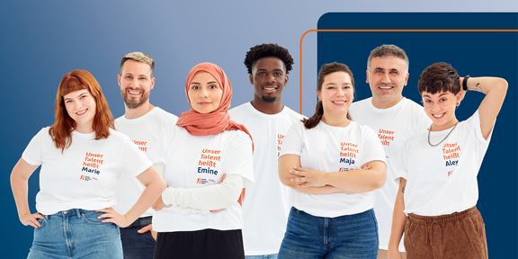 Sieben lächelnde Mitarbeiterinnen und Mitarbeiter des Fonds Soziales Wien stehen vor einem blauen Hintergrund. Sie tragen weiße T-Shirts mit der Aufschrift „Unser Talent heißt...“ gefolgt von ihren Vornamen.