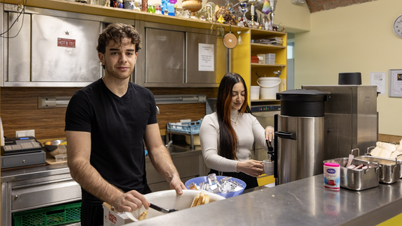 Zwei Personen in einer sozialen Einrichtung in Wien.