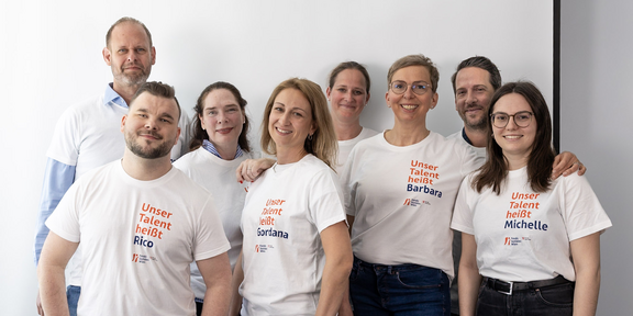 Team-Foto der FSW HR-Business-Partner:innen mit FSW-T-Shirts