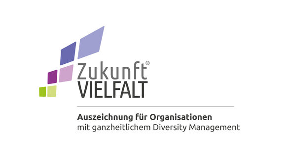 Auszeichnung mit der Aufschrift "Zukunft Vielfalt, Auszeichnung für Organisationen mit ganzheitlichem Diversity Management"