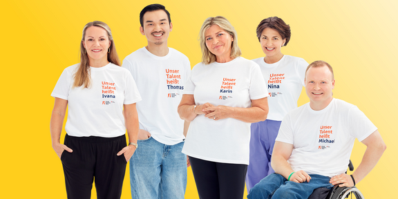 Fünf lächelnde Mitarbeiterinnen und Mitarbeiter des Fonds Soziales Wien stehen vor einem gelben Hintergrund. Sie tragen weiße T-Shirts mit der Aufschrift „Unser Talent heißt...“ gefolgt von ihren Vornamen.