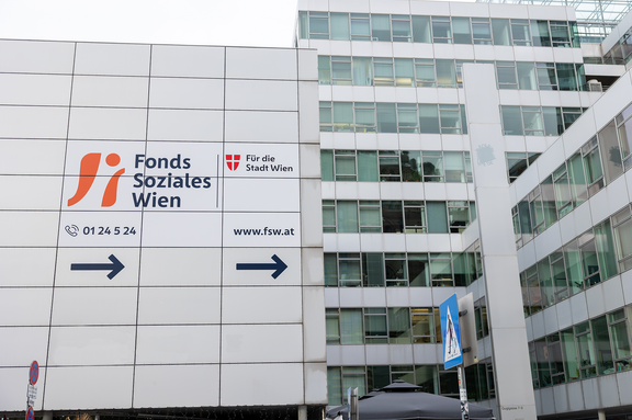 Fassade der FSW Zentrale in der Guglgasse in Wien.