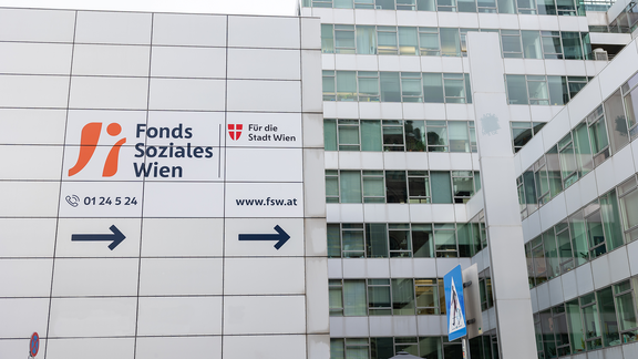 Fassade der FSW Zentrale in der Guglgasse in Wien.